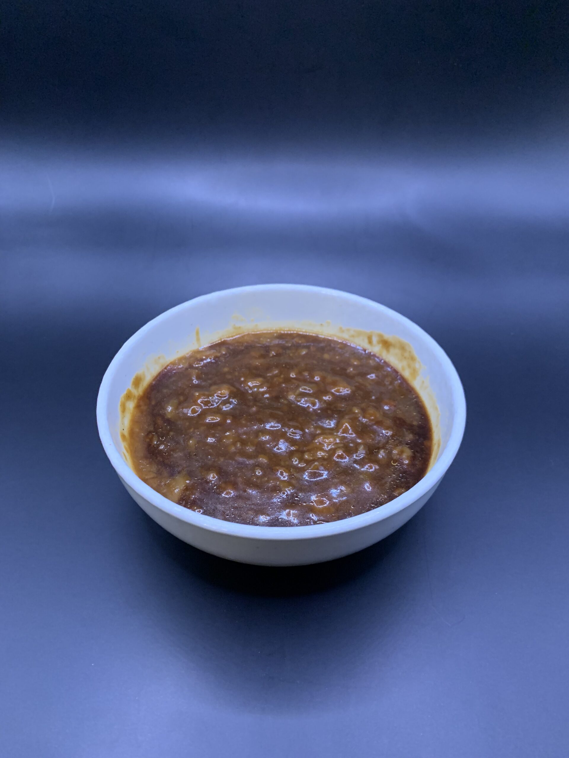 皿に盛ったペヤングやきそば風カレー