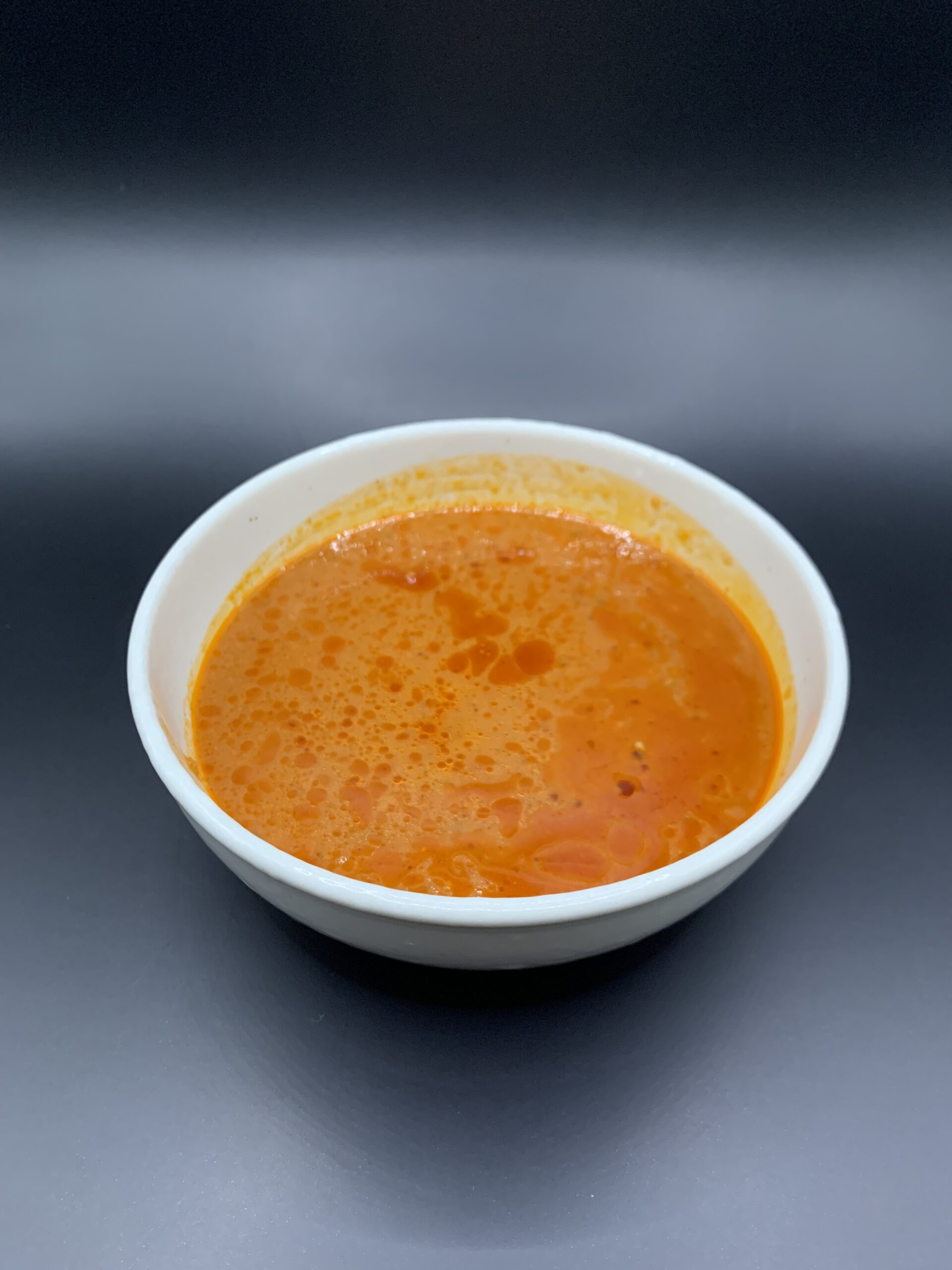 冷やして盛り付けた えびとトマトのカレー